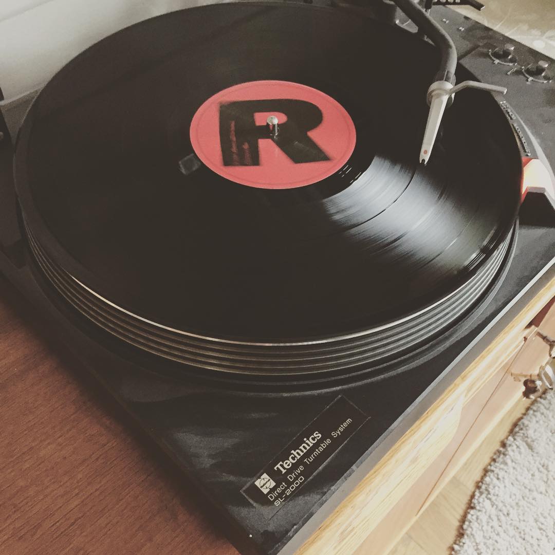 Gjorde vinylspelaren lite mer lättillgänglig igen. Lyssnar nu på Ride.