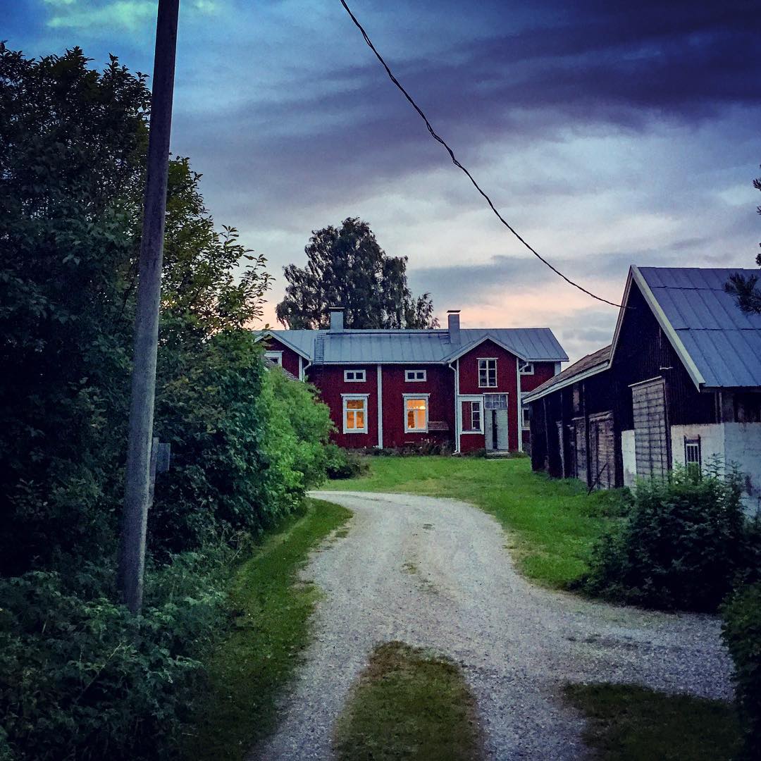 Kvällarna blir mörkare. Skymning vid Nybondas.