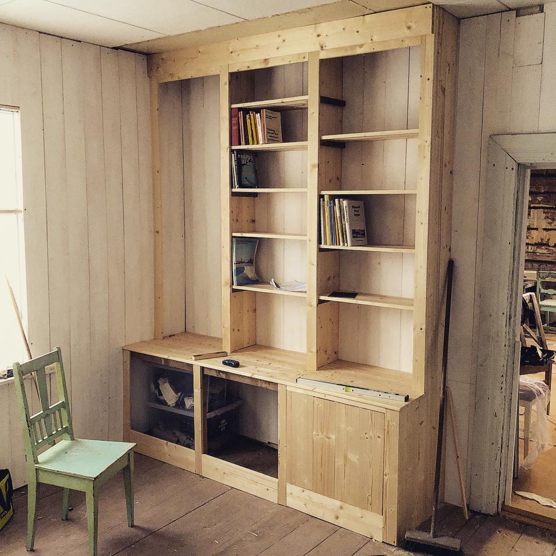 Projekt bibliotek börjar arta sig. Väggpanel uppsatt och bokhylla på gång.