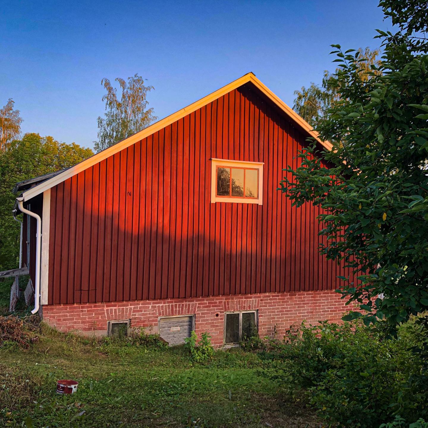 Fähuset fick ny färg i sommar. Bra jobbat av svärfar.